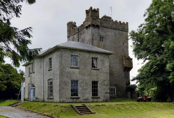 Ballymore Castle – torre medievale e facciata georgiana