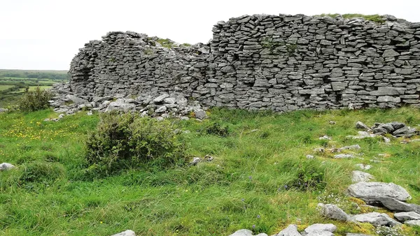Cahercommaun – un forte ad anello sul ciglio di una scogliera