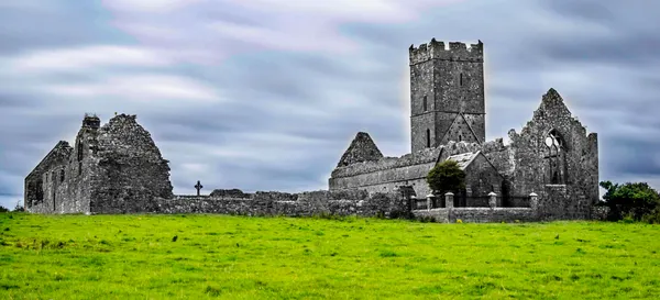 Clare Abbey – rovina agostiniana in riva al fiume