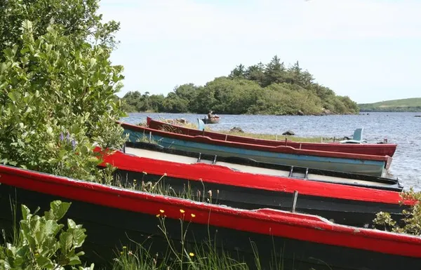 Cornamona——Lough Corrib 湖畔的盖尔塔赫特(Gaeltacht)村庄
