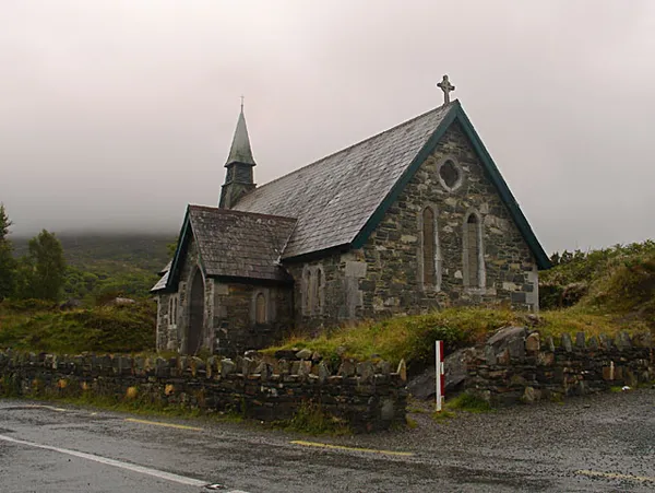 Derrycunnihy Church – en el Kerry Way