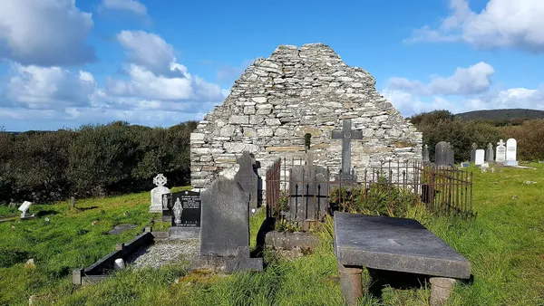 Kilgeever Abbey – église et fontaine à dévotion