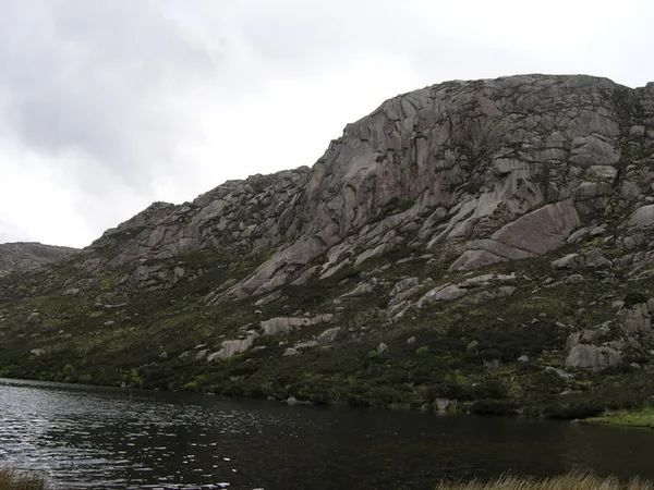 Lough Belshade – riscos de granito y leyenda