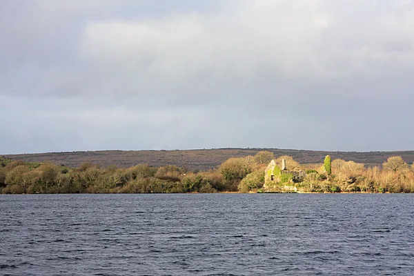 Lough Inchiquin – lac à truites et château en ruine