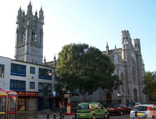 Newry Cathedral – Granit und Goldmosaik