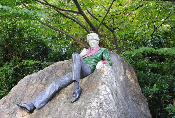 Oscar Wilde Memorial – la statua in pietre preziose