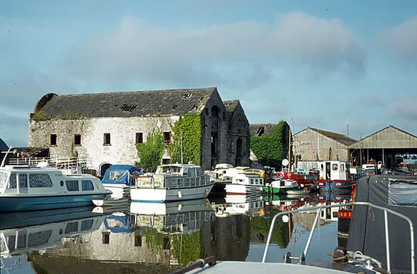 Shannon Harbour – Kanalhafen-Dorf am Grand Canal